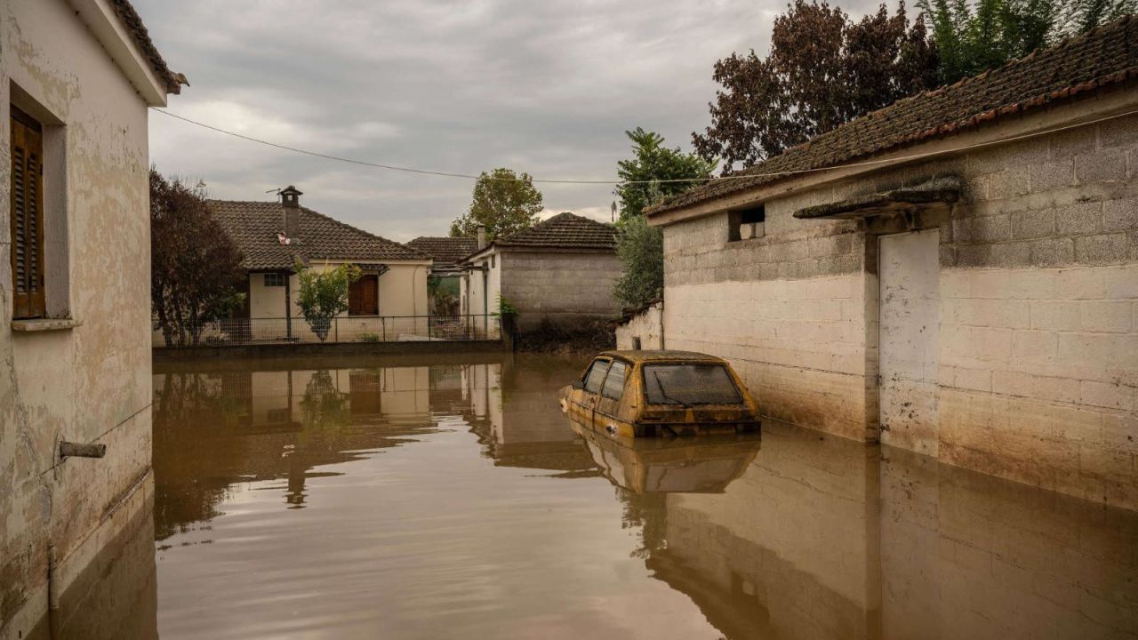 CNNE 1464271 - por las inundaciones, un pueblo griego quedo sumergido