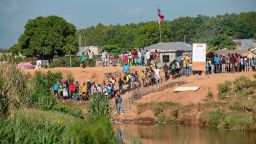 Los ciudadanos haitianos permanecen a orillas del río Masacre que divide Haití y República Dominicana, visto desde Dajabón, República Dominicana, el 15 de septiembre de 2023. Crédito: STRINGER/AFP vía Getty Images/Archivo.