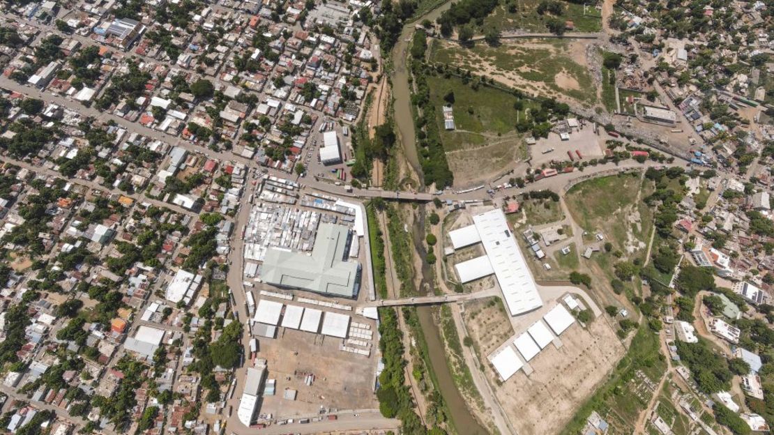 Vista aérea de los puentes fronterizos entre Haití (a la izquierda) y República Dominicana, divididos por el río Masacre el 15 de septiembre de 2023. Crédito: STRINGER/AFP vía Getty Images.