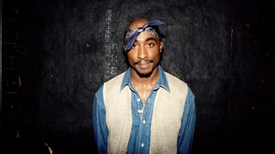 El rapero Tupac Shakur posa para una fotografía detrás del escenario después de su actuación en el Regal Theatre de Chicago, Illinois, en marzo de 1994.