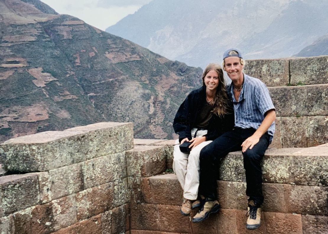 Tracy y Tim se conocieron en Ecuador en 1996. Primero se cruzaron en Quito y luego intentaron reencontrarse en Cuenca. Aquí se les ve más tarde, en 1996, en el pueblo peruano de Ollantaytambo.