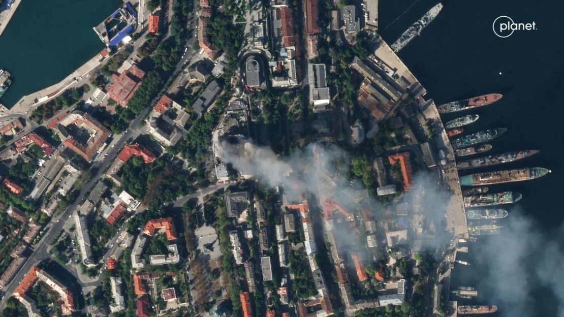 Una imagen de satélite muestra humo saliendo de un cuartel general de la Armada rusa del mar Negro en la ciudad de Sebastopol, en Crimea, el 22 de septiembre.