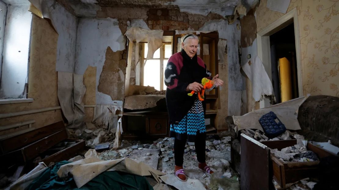 Una residente de 85 años se encuentra dentro de su casa destruida en la ciudad ucraniana de Mariúpol, controlada por Rusia, el martes.