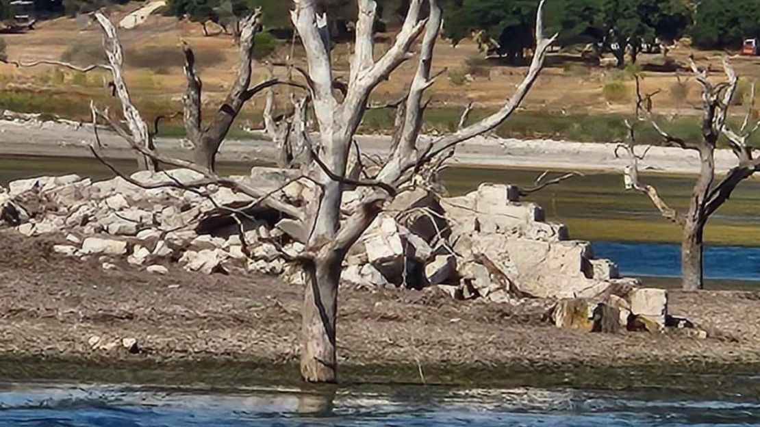 Un puente y escombros de una casa anterior que estaba bajo el agua en Canyon Lake en Texas reaparecieron debido a niveles de agua históricamente bajos.