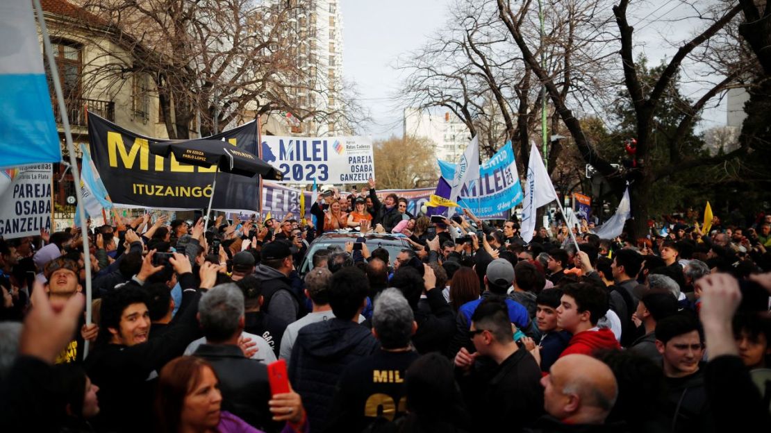 El candidato presidencial de Argentina Javier Milei por la coalición La Libertad Avanza junto a Carolina Piparo, candidata a gobernadora de la provincia de Buenos Aires, durante un acto de campaña en La Plata, Buenos Aires, el 12 de septiembre.