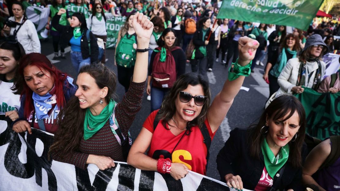 Mujeres de organizaciones feministas participan en una marcha en defensa del aborto legal en Buenos Aires, el 28 de septiembre de 2023.