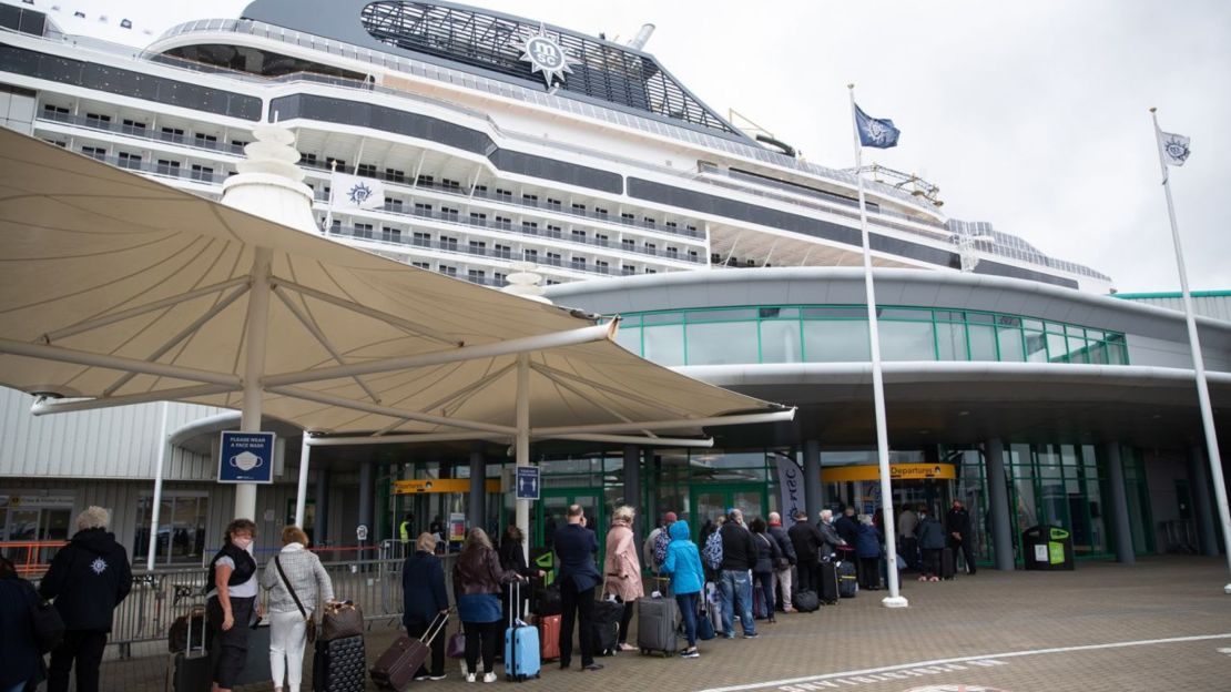 Los pasajeros hacen fila para abordar el MSC Virtuosa mientras se prepara para partir del puerto de Southampton, Inglaterra. No esperes que el barco aguarde por ti si llegas tarde.