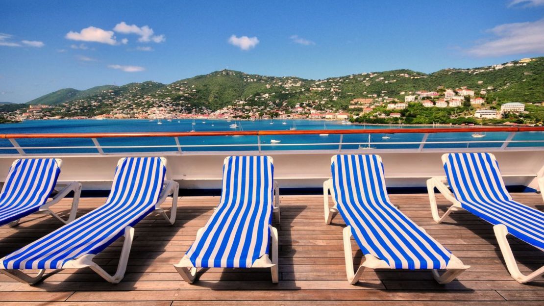 Ahora bien, este es un verdadero premio en un crucero: ¡sillas vacías! Si estás listo para tomar un poco de sol, hazlo. Pero no dejes tus cosas en una silla, te alejes durante cinco horas y esperes que tus compañeros respeten tu lugar.