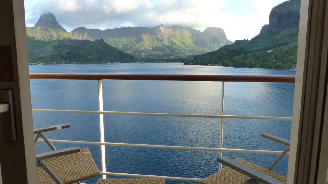 Una hermosa vista de la bahía de Opunohu en Moorea, Polinesia Francesa. ¿Sabes qué no es tan bonito? Escapadas XXX en esos balcones, que no son tan privados para las miradas indiscretas. Si esas vistas inspiran hacer el amor, lleva esas festividades a una cabaña verdaderamente privada.