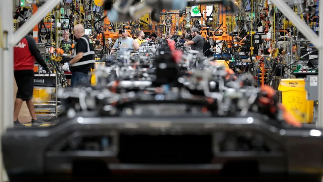 Camiones eléctricos F-150 Lightning en producción en una planta de Ford en Dearborn, Michigan, vistos en septiembre de 2022.