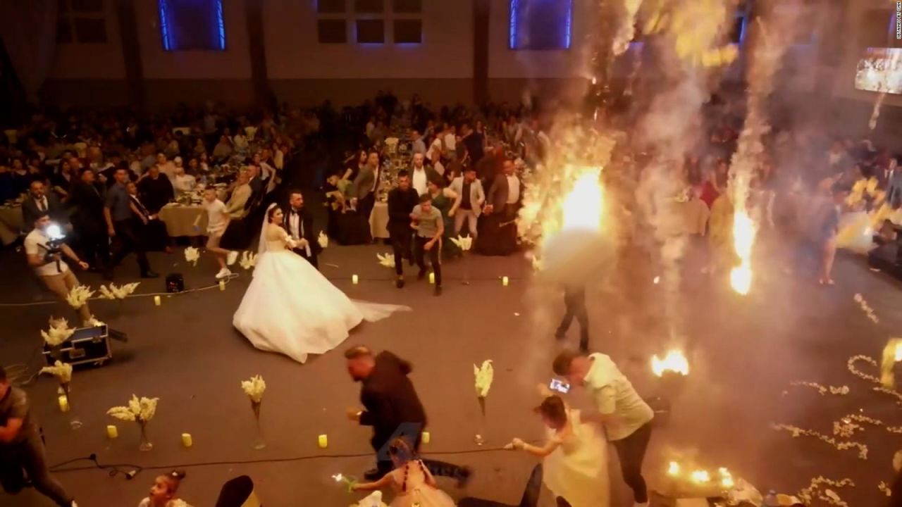 CNNE 1465014 - video muestra el incendio de un techo mientras una pareja celebra su boda