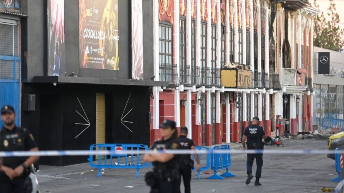 Esta imagen tomada el 2 de octubre de 2023 muestra a agentes de policía bloqueando el acceso después de un incendio en una discoteca que mató al menos a 13 personas en una discoteca de Murcia.