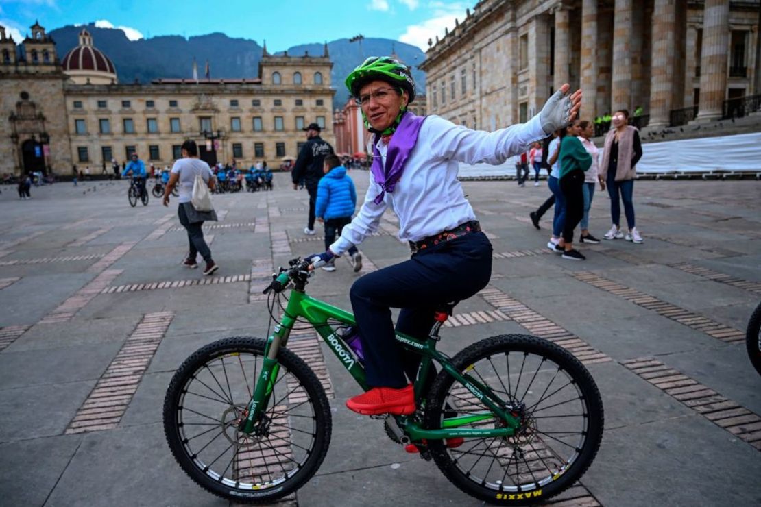 La alcaldesa de Bogotá, Claudia López, anda en bicicleta en la Plaza Bolívar, después de asistir a una manifestación por el Día Internacional de la Mujer, en Bogotá, el 8 de marzo de 2020.