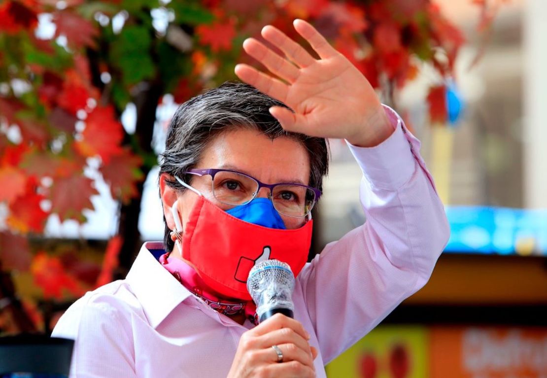 La alcaldesa de Bogotá, Claudia López, usa una máscara mientras saluda mientras pronuncia un discurso en Bogotá el 1 de septiembre de 2020, en medio de la nueva pandemia de coronavirus: López anunció medidas locales para los restaurantes, a los que se les permite trabajar de jueves a domingo y en asientos al aire libre.