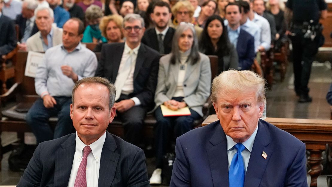 El expresidente Donald Trump, a la derecha, sentado junto a su abogado Chris Kise, a la izquierda, en la sala del Tribunal Supremo de Nueva York este lunes 2 de octubre en Nueva York.