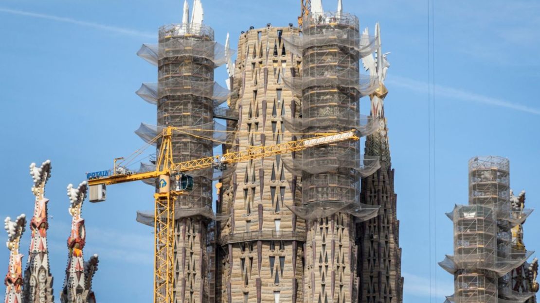 "¡Las cuatro torres de los evangelistas están terminadas!", anunció la iglesia con esta imagen en Facebook el viernes.