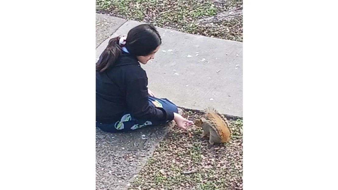 Amethyst Sistine Silva da de comer a una ardilla de la que se hizo amiga. Crédito: Cortesía de Robert Silva