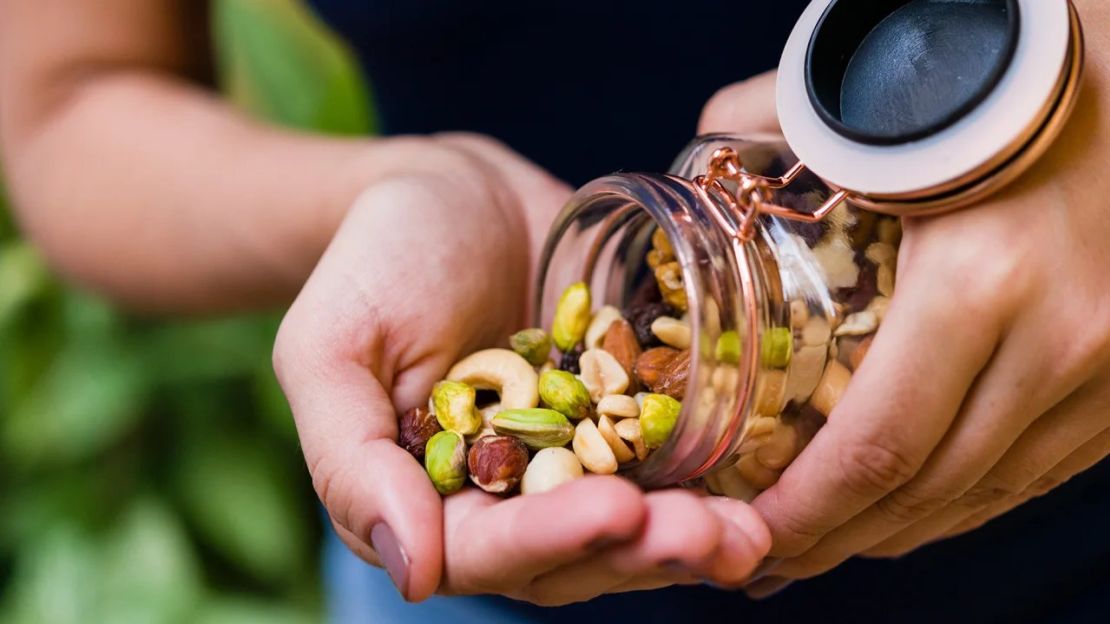 En lugar de elegir un solo fruto seco, tal vez la mejor manera de asegurarse de que recibe todos los nutrientes que el mundo de los frutos secos puede ofrecerle sea combinarlos. Crédito: Julio Ricco/iStockphoto/Getty Images