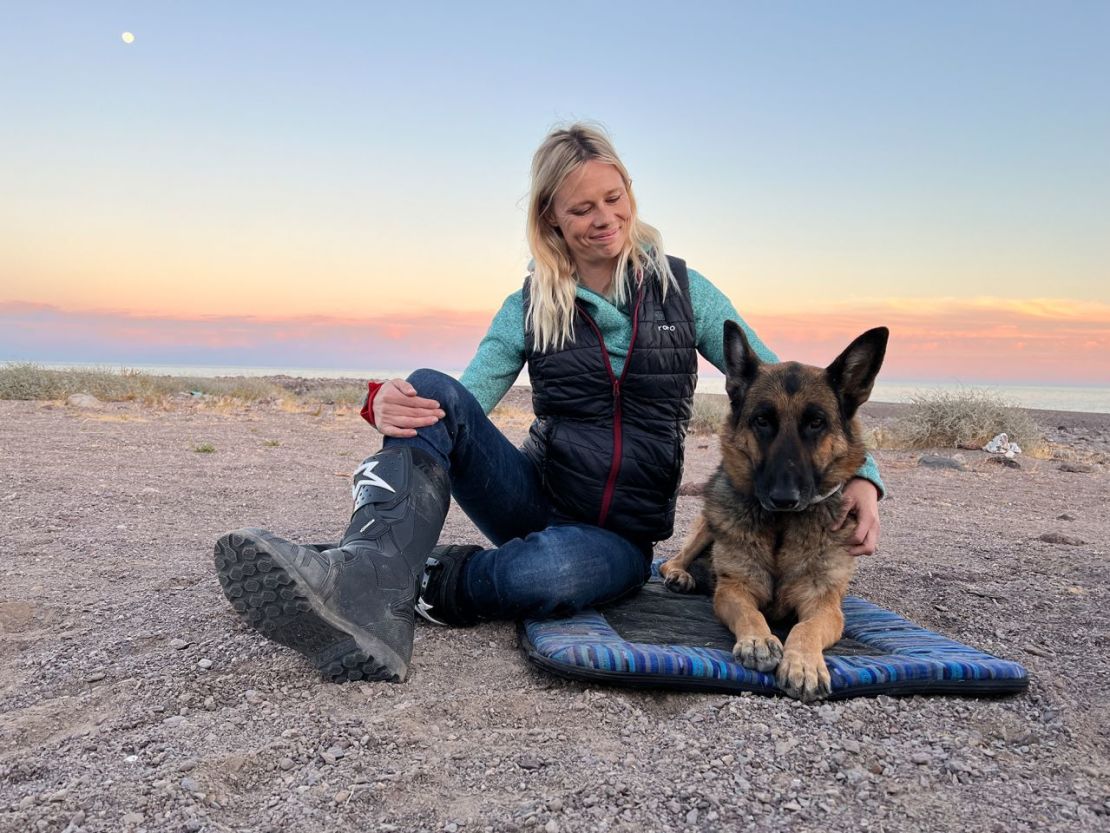 Jess Stone había estado dando la vuelta al mundo con su marido Greg y su perro Moxie. Sin embargo, el pastor alemán falleció en marzo. Crédito: Greg Stone