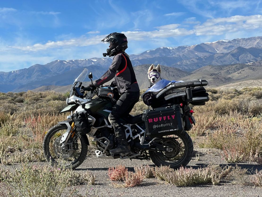 Stone dice que andar en moto con un cachorro ha sido una experiencia diferente, y que han ido a un ritmo más lento.Crédito: Greg Stone