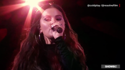 CNNE 1465597 - selena gomez hace aparicion sorpresa en concierto de coldplay