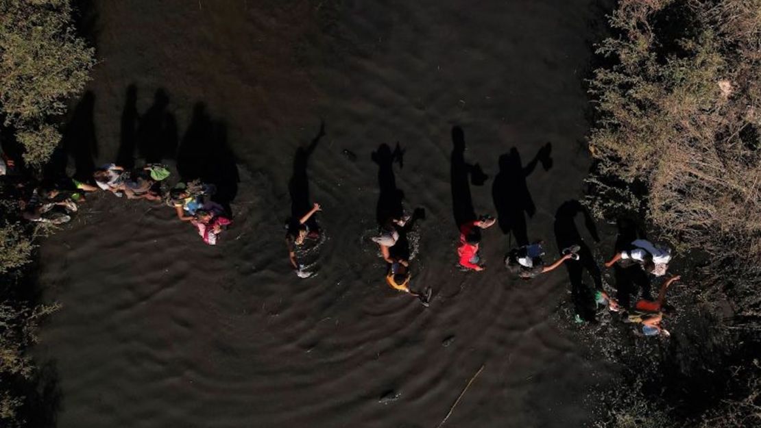 Migrantes, que quedaron varados un día antes cerca de Villa Ahumada y que buscan asilo en Estados Unidos, cruzan el río Bravo, visto desde Ciudad Juárez, en México, el 30 de septiembre de 2023.