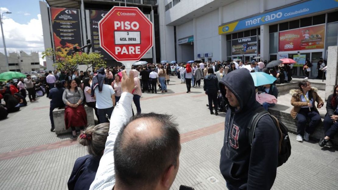 Foto de archivo. La gente permanece en las calles después de un terremoto en Bogotá, el 17 de agosto de 2023. Un fuerte terremoto sacudió Bogotá ese jueves, provocando un breve viento de pánico en las calles de la capital colombiana.