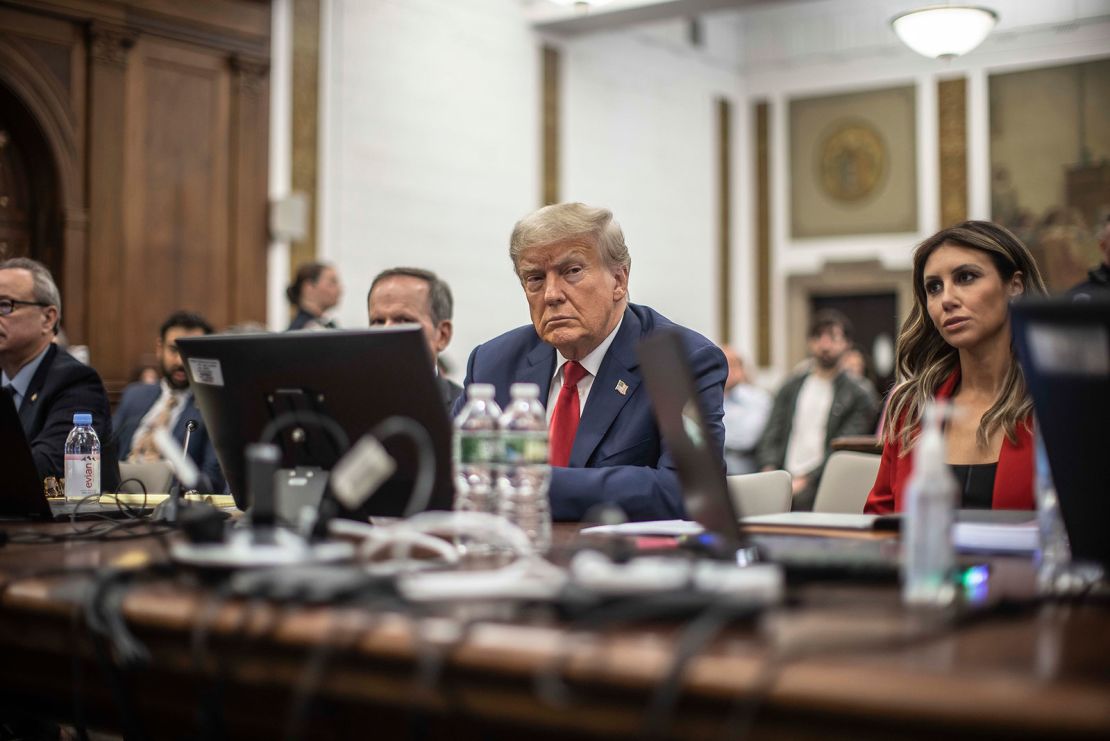 El expresidente Donald Trump se sienta en la sala del tribunal antes de la continuación de su juicio este martes.