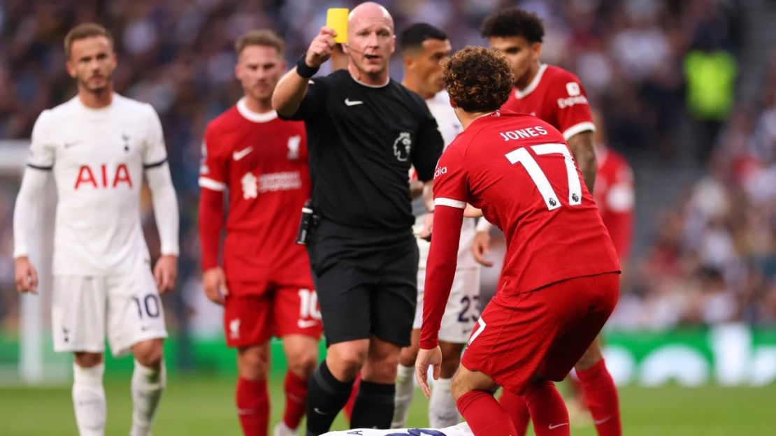 Simon Hooper muestra a Curtis Jones, del Liverpool, una tarjeta amarilla por una falta, que fue elevada a roja. Crédito: Marc Atkins/Getty Images