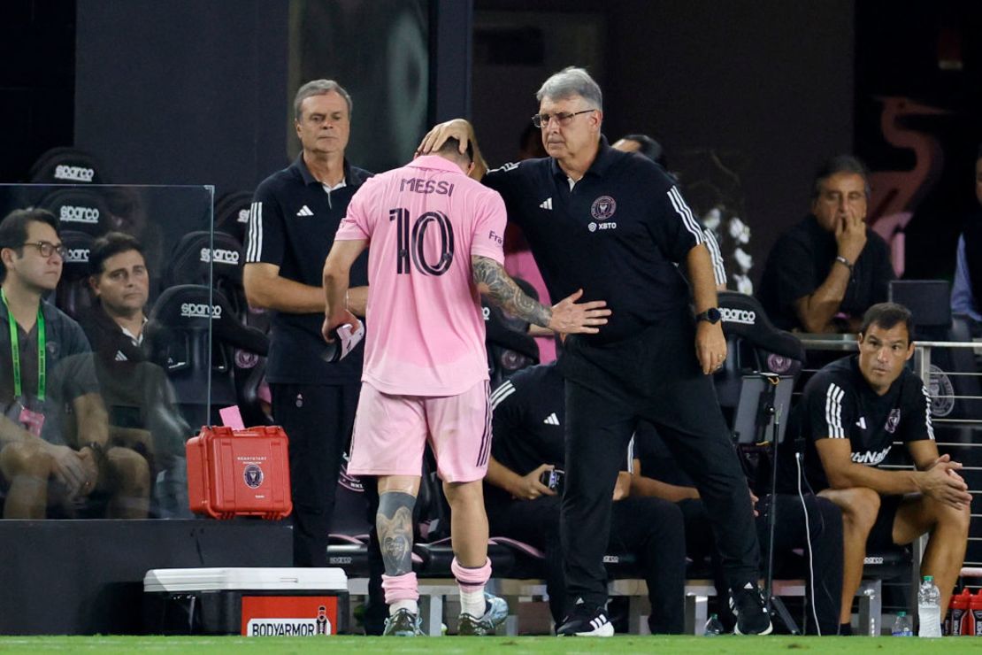 Lionel Messi abandona el juego durante la primera mitad durante un partido contra el Toronto FC en el estadio DRV PNK el 20 de septiembre de 2023 en Fort Lauderdale, Florida. Crédito: Carmen Mandato/Getty Images.