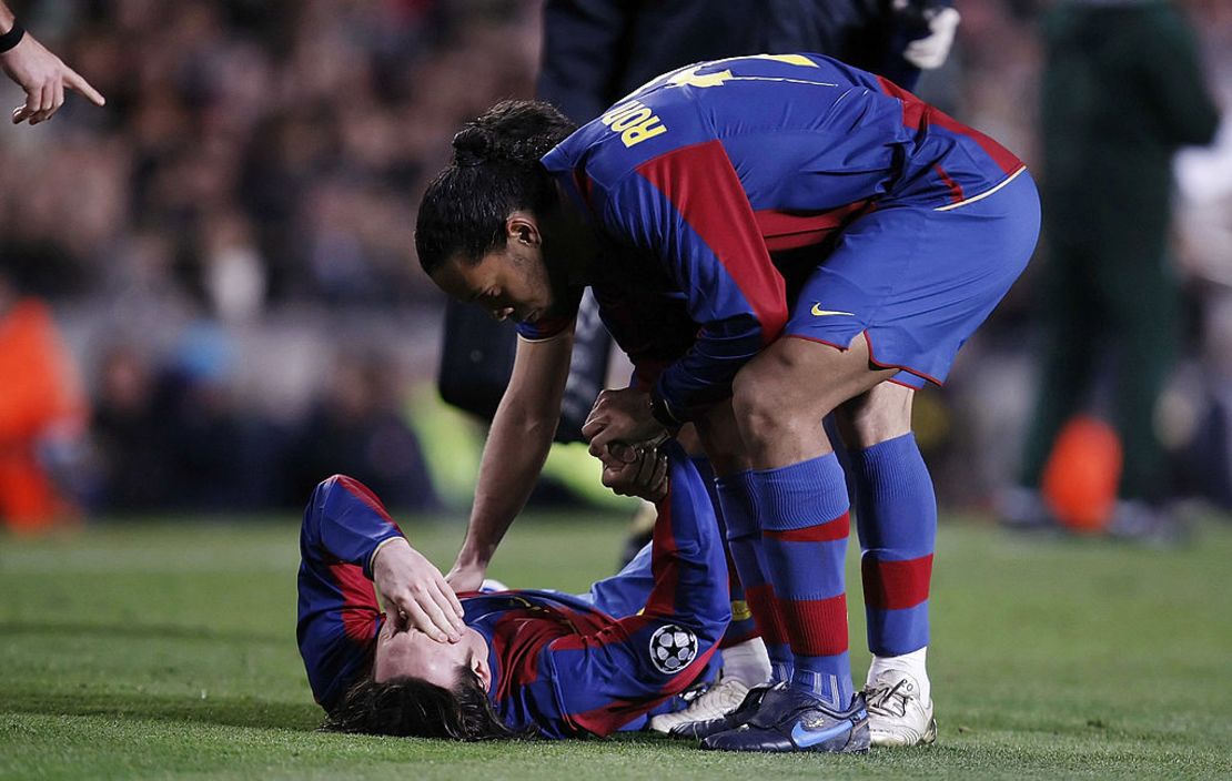 Lionel Messi en el FC Barcelona es consolado por su compañero Ronaldinho después de lesionarse durante el partido de vuelta de la Liga de Campeones de la UEFA de la primera ronda eliminatoria entre el FC Barcelona y el Celtic en el estadio Camp Nou el 4 de marzo de 2008 en Barcelona, España. Crédito: Denis Doyle/Getty Images para la UEFA.