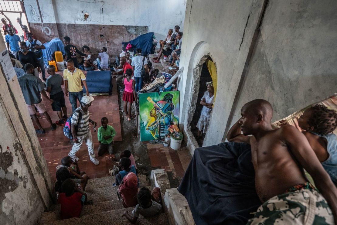 Los haitianos desplazados se refugian en el teatro Rex Medina en el centro de Puerto Príncipe. El antiguo teatro fue cerrado después del devastador terremoto que azotó el país en 2010, pero fue reabierto en agosto por un grupo de residentes locales que buscaban seguridad de las pandillas.
