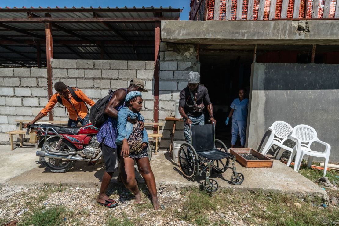 Una mujer enferma es llevada por su amigo al Hospital Fontaine de Puerto Príncipe, que recibe apoyo de UNICEF. El Hospital Fontaine ofrece atención sanitaria gratuita en una de las zonas más conflictivas de Puerto Príncipe.