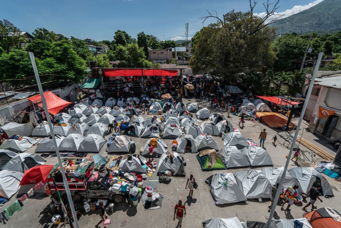 Tiendas de campaña instaladas en el Gymnasium Vincent, un complejo escolar y deportivo que se ha convertido en un campamento para desplazados en el centro de Puerto Príncipe.
