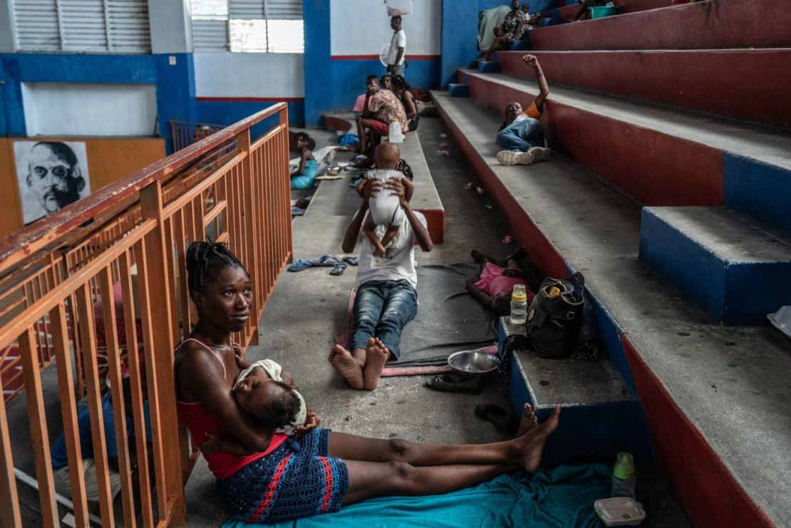 Mujeres y niños desplazados se refugian en el gimnasio de una escuela tras de huir de sus hogares.