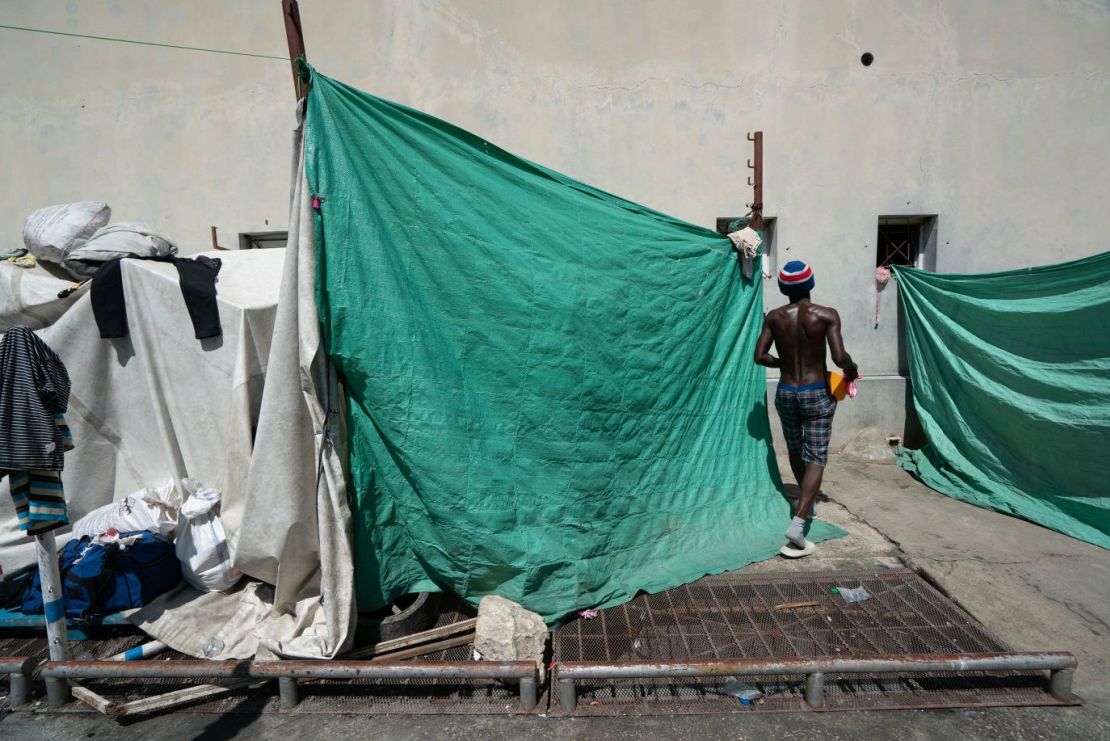 Escuelas, iglesias y pabellones deportivos se han vuelto refugios de emergencia para albergar la repentina afluencia de residentes desplazados.