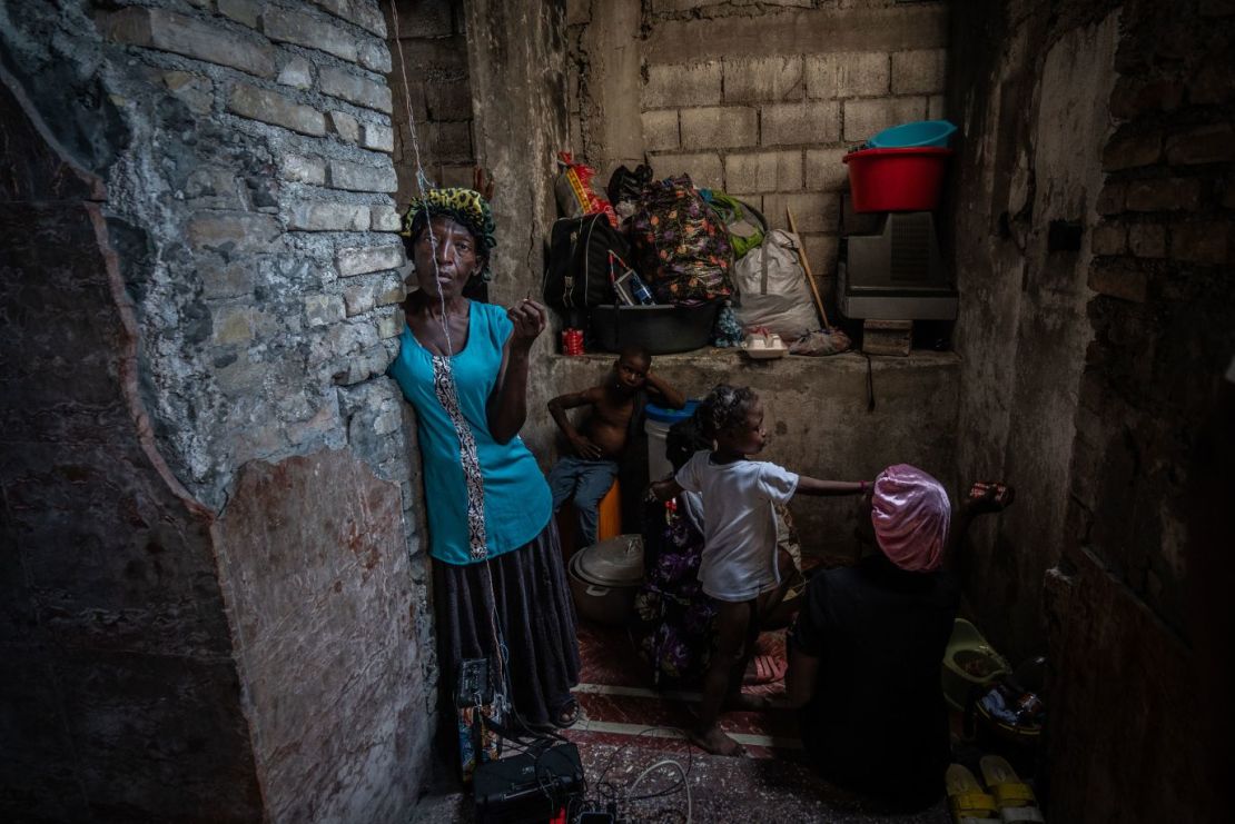 Una familia desplazada que vive en el teatro Rex Medina de Puerto Príncipe.