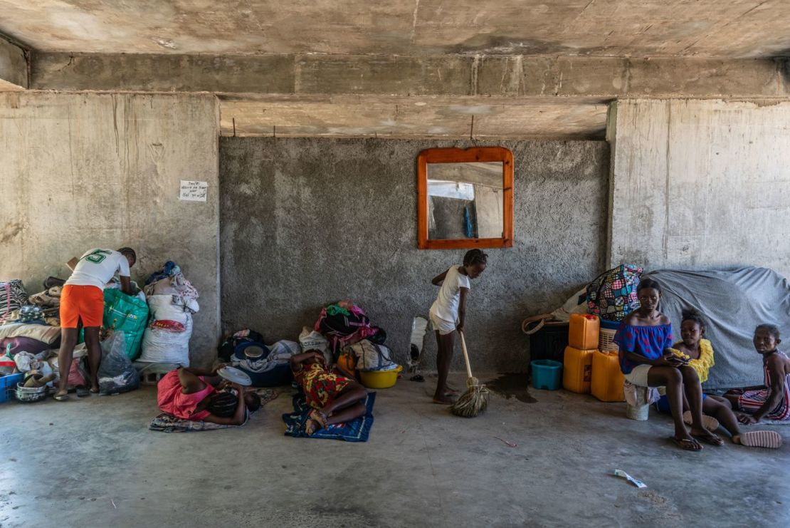 Una familia, expulsada de su casa pocas horas antes, se refugió en una escuela abandonada en Puerto Príncipe.