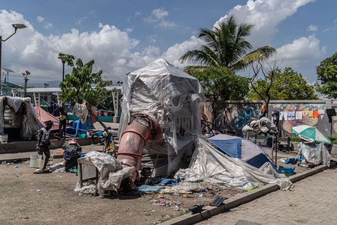 Este parque infantil se ha convertido en un refugio en la zona de Tabarre, en Puerto Príncipe.