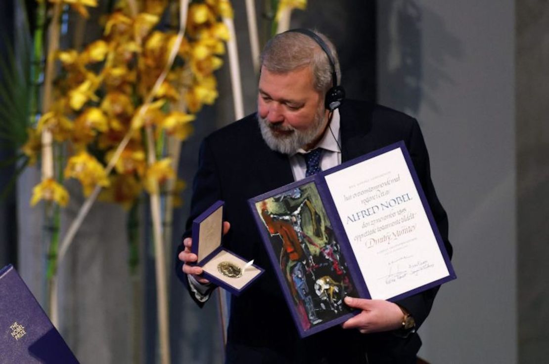 Dmitry Muratov acepta el premio de la paz en la ceremonia de entrega en Oslo, el 10 de diciembre de 2021.