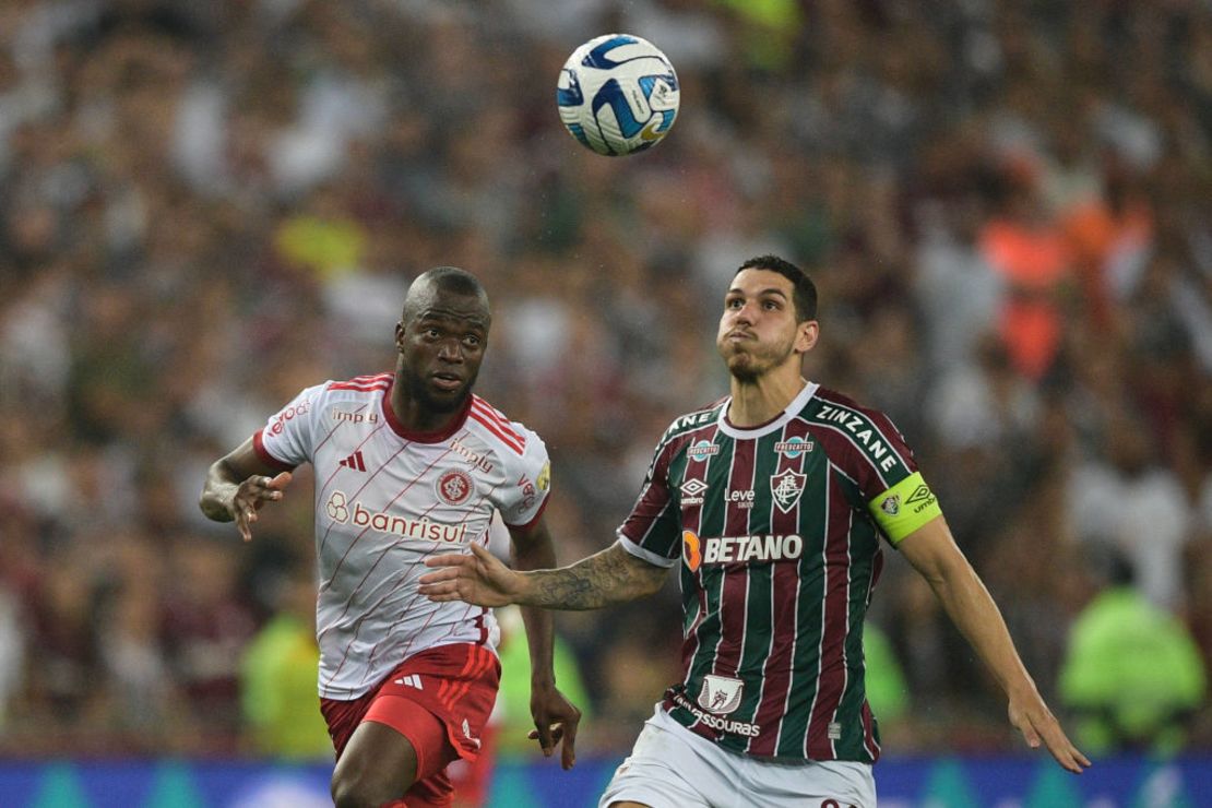 El delantero ecuatoriano del Internacional Enner Valencia (izq.) y el defensa del Fluminense Nino luchan por el balón durante el partido de ida de las semifinales de la Copa Libertadores de Brasil entre el Fluminense y el Internacional, en el estadio Maracaná, en Río de Janeiro, Brasil, el 27 de septiembre de 2023.