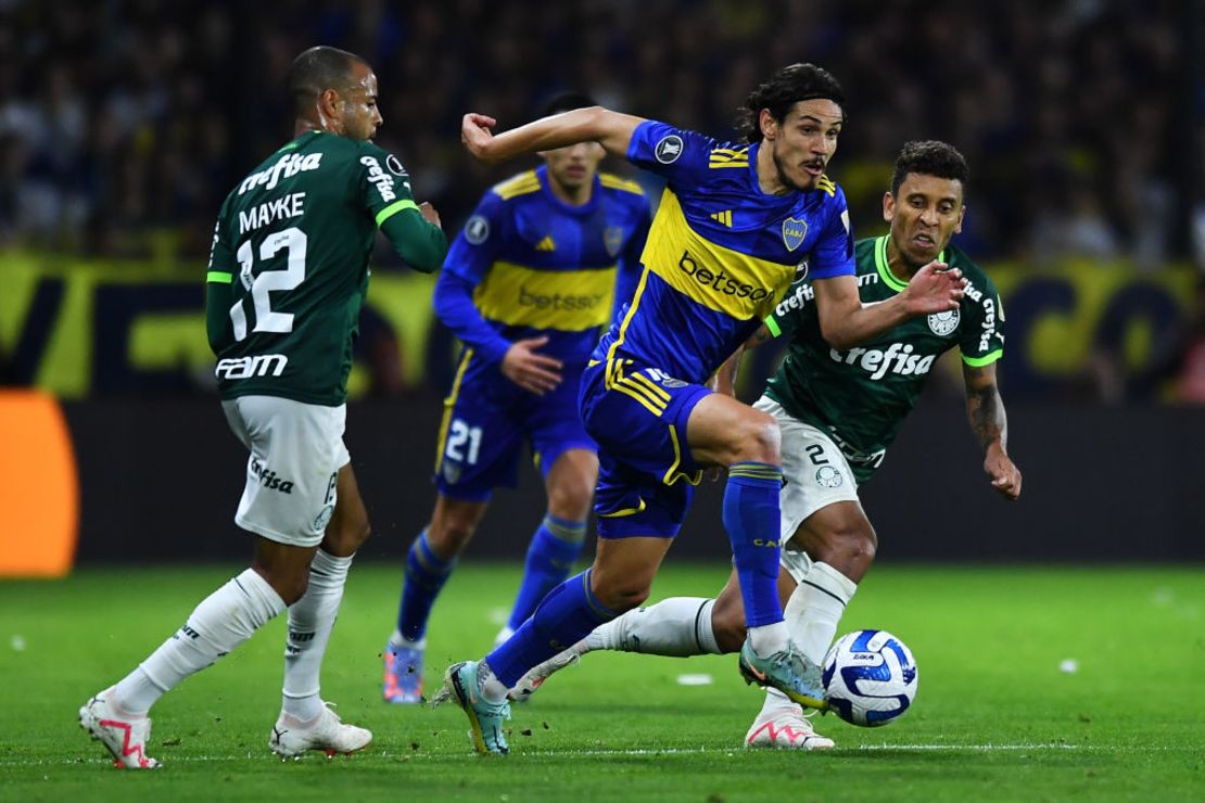 Edinson Cavani de Boca Juniors y Marcos Rocha de Palmeiras compiten por el balón durante el partido de ida de semifinales de la Copa CONMEBOL Libertadores 2023 entre Boca Juniors y Palmeiras en el Estadio Alberto J. Armando el 28 de septiembre de 2023 en Buenos Aires, Argentina.