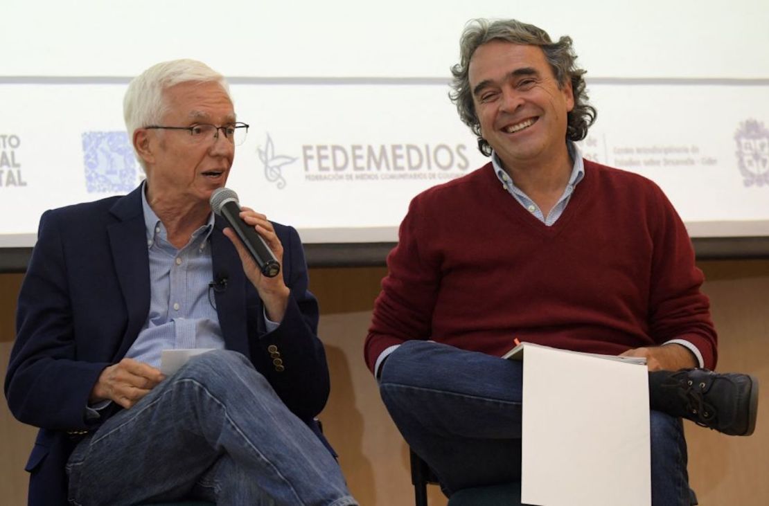 Los precandidatos presidenciales colombianos por el partido Polo Democrático, Jorge Robledo (i), habla junto a Sergio Fajardo, precandidato presidencial por el partido Alianza Social Independiente (ASI), durante un debate sobre medio ambiente en Bogotá, el 23 de febrero de 2022.