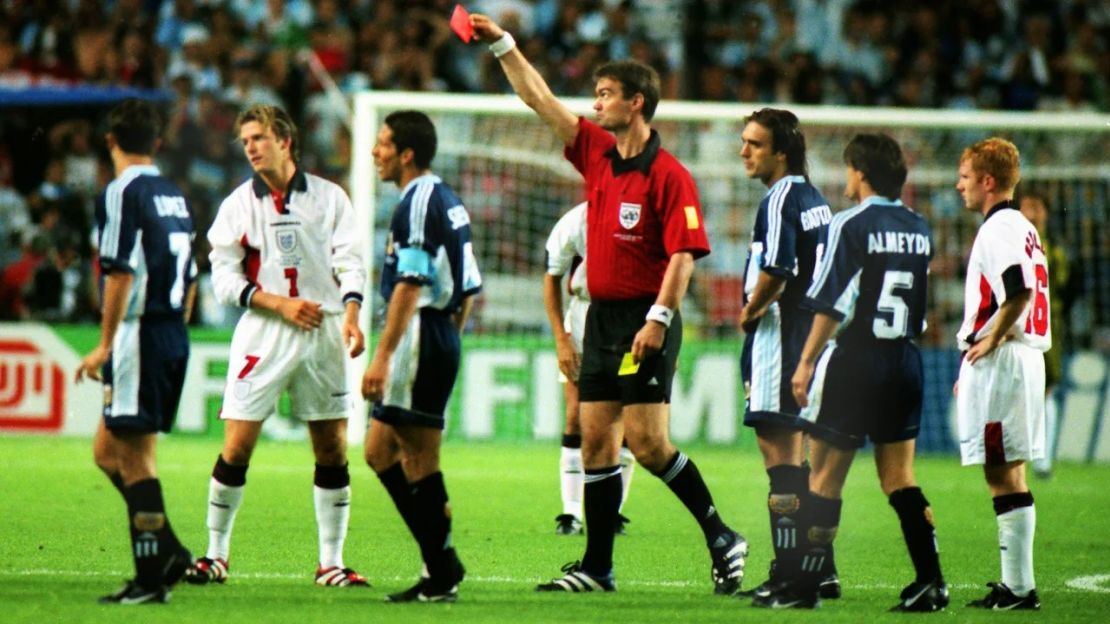 Beckham recibió una tarjeta roja en el partido de octavos de final de Inglaterra en el Mundial de 1998. Crédito: Colorsport/Shutterstock