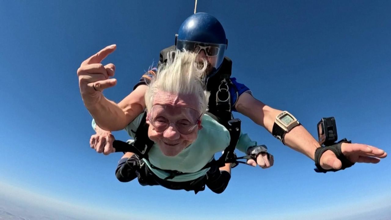 CNNE 1466799 - impresionantes hazana de una mujer de 104 anos que se tira en paracaidas y rompe record guinness