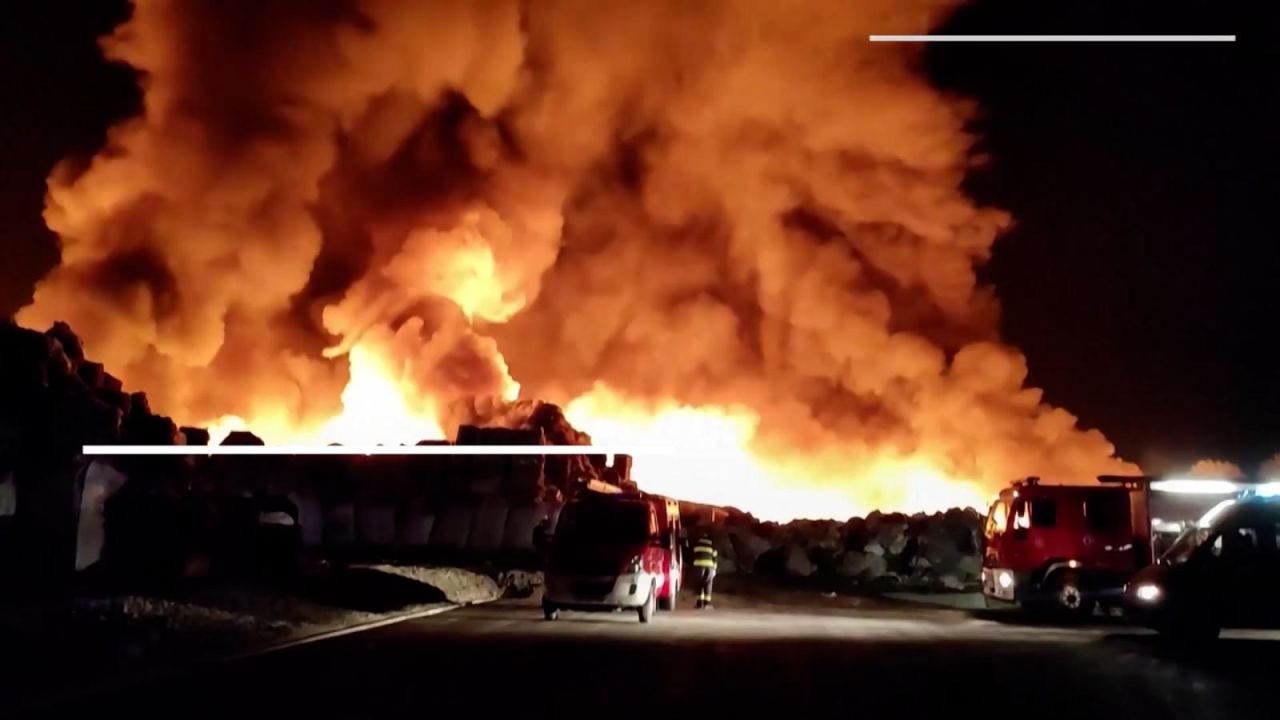 CNNE 1466801 - impactante incendio en un vertedero de basura en croacia