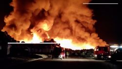 CNNE 1466801 - impactante incendio en un vertedero de basura en croacia