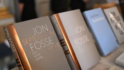 Libros del autor noruego Jon Fosse expuestos tras el anuncio de los ganadores del Premio Nobel de Literatura 2023 en la Academia Sueca de Estocolmo el 5 de octubre de 2023.