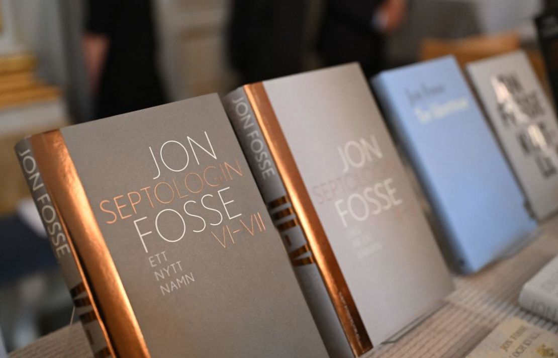 Libros del autor noruego Jon Fosse expuestos tras el anuncio de los ganadores del Premio Nobel de Literatura 2023 en la Academia Sueca de Estocolmo el 5 de octubre de 2023.