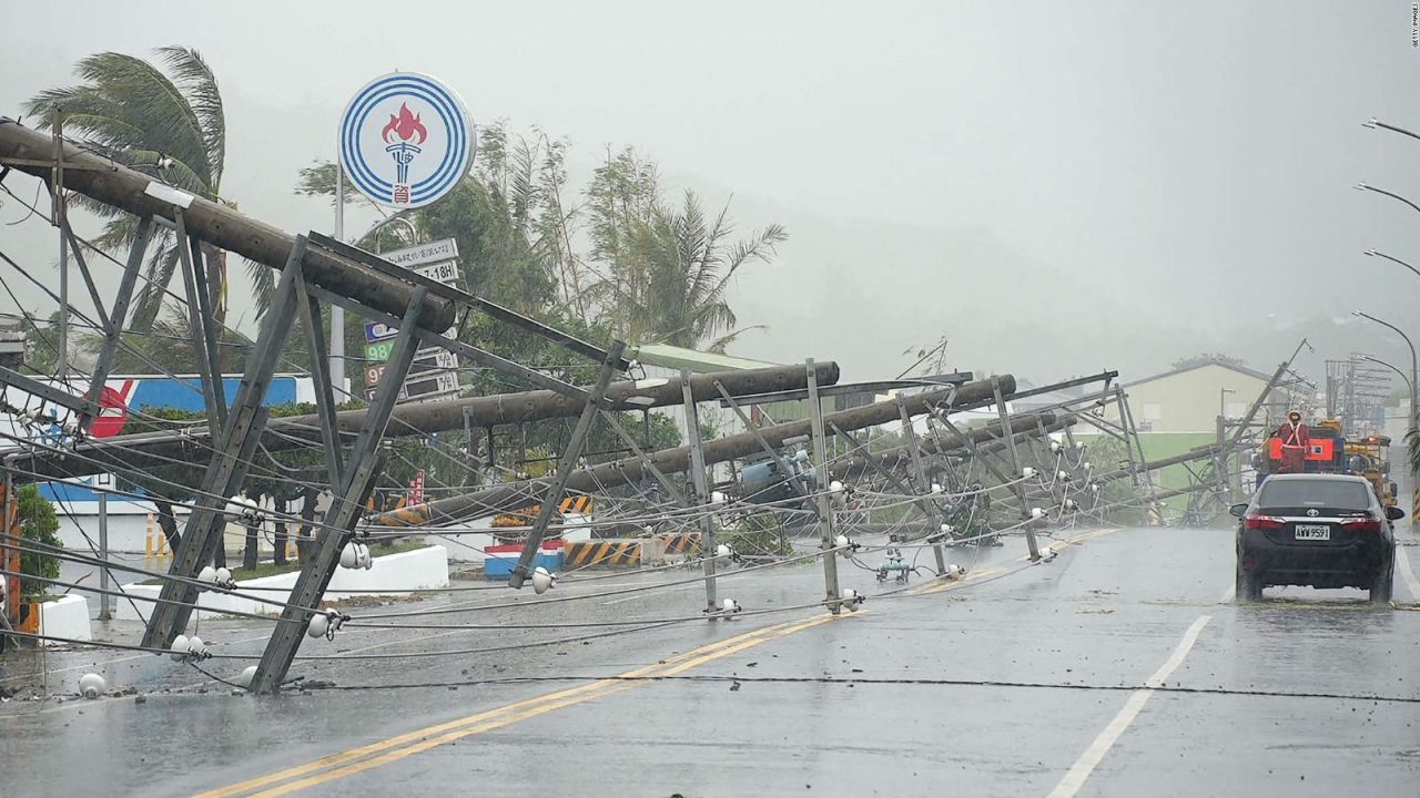 CNNE 1467276 - postes de cableados derribados y casas destruidas por el paso del tifon koinu